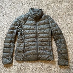 Uniqlo Women’s Ultra Light Down Jacket (Olive Green Medium with Packable Bag)